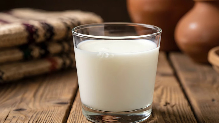 玻璃杯装牛奶静物特写 玻璃杯装牛奶静物特写