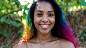 ��ɫͷ��Ů��΢Ц��д