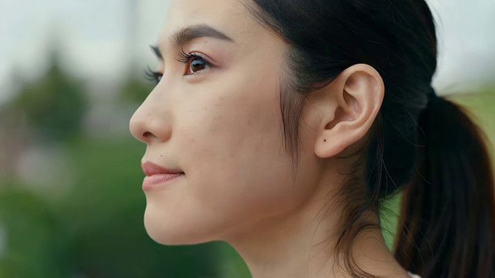 侧脸女性户外特写 侧脸女性户外特写