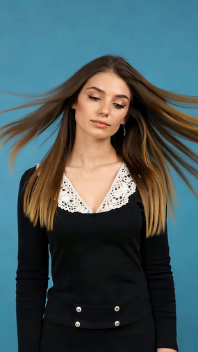 ����Ů����ɫ����ǰվ��