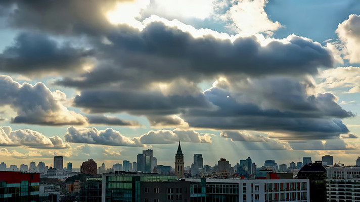 城市上空云层与建筑景观 城市上空云层与建筑景观