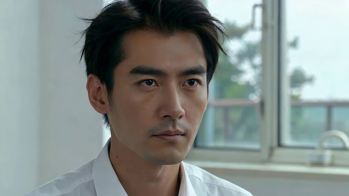 穿白衬衫男子近景特写 穿白衬衫男子近景特写