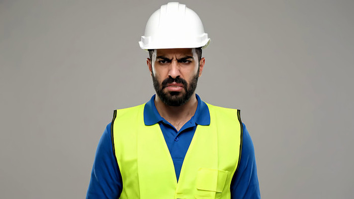 穿反光背心工人手持扩音器 穿反光背心工人手持扩音器