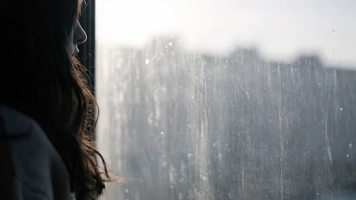 窗边女子凝望雨天景色 窗边女子凝望雨天景色
