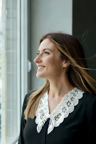 窗边微笑的女性 窗边微笑的女性