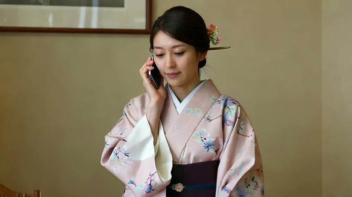 穿和服女性打电话场景 穿和服女性打电话场景