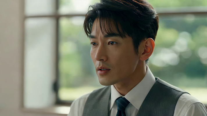 穿西装背心男子室内特写 穿西装背心男子室内特写