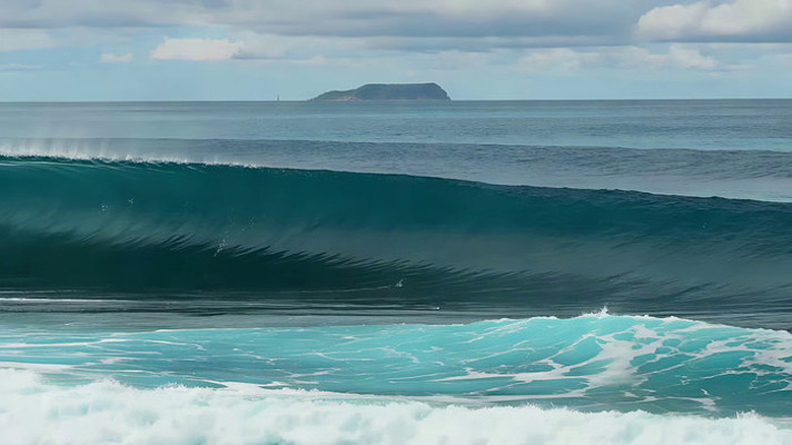 大海海浪远景与远处小岛 大海海浪远景与远处小岛