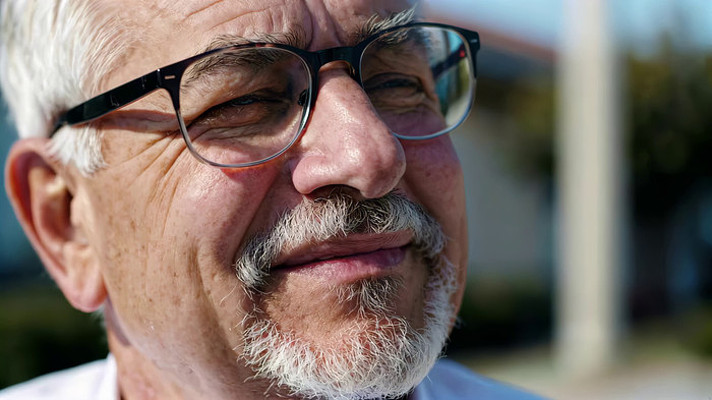 戴眼镜老人微笑特写素材 戴眼镜老人微笑特写素材