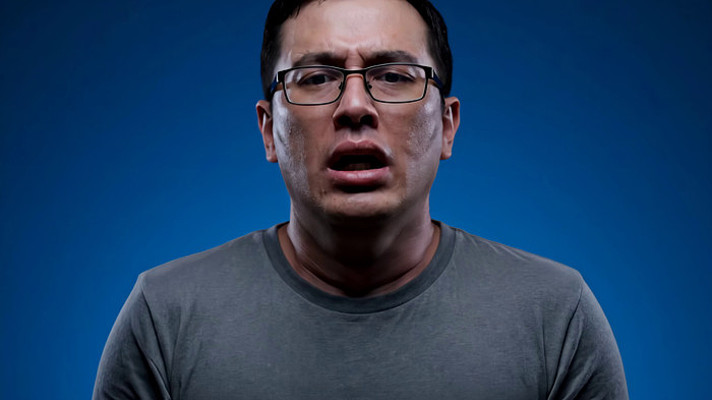 戴眼镜男性表情特写 戴眼镜男性表情特写