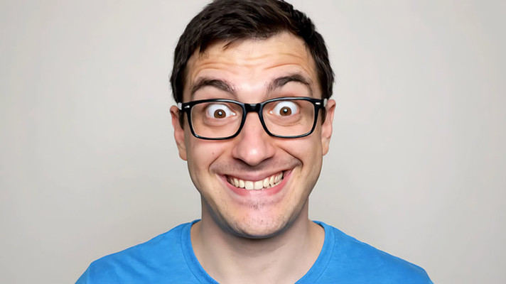 戴眼镜男子搞怪表情 戴眼镜男子搞怪表情