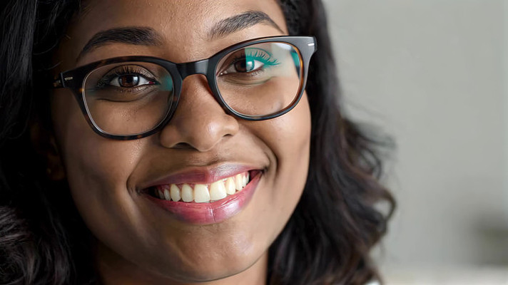 ���۾�Ů��΢Ц��д�ز�