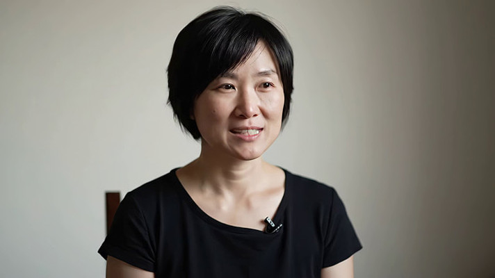 短发女士半身近景 短发女士半身近景