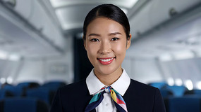 �ɻ���΢Ц��Ů�Գ���Ա