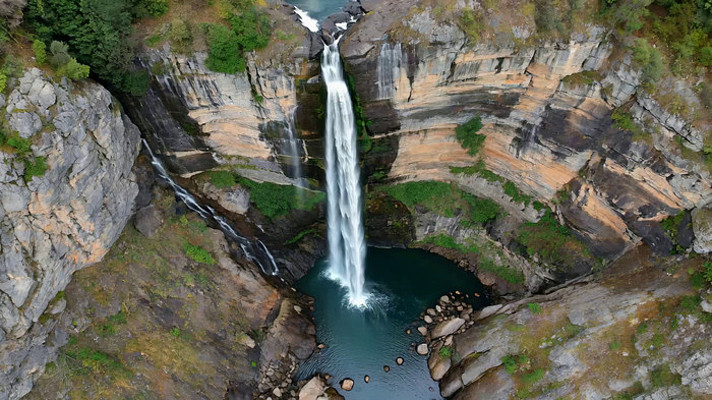 俯瞰山间瀑布自然景观 俯瞰山间瀑布自然景观