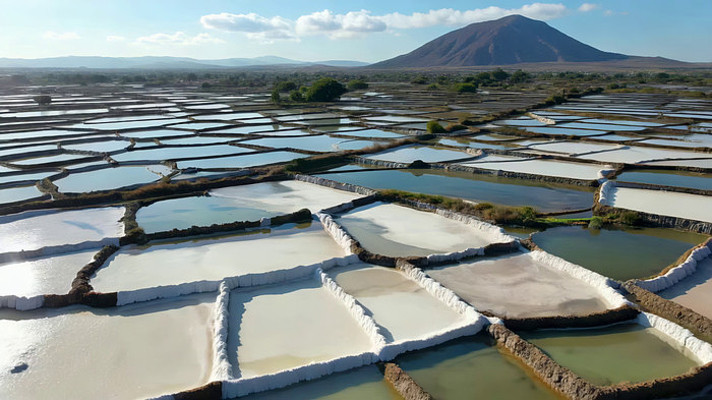 俯瞰盐田及远处山峦景观 俯瞰盐田及远处山峦景观