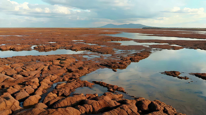 干旱土地与积水景观 干旱土地与积水景观