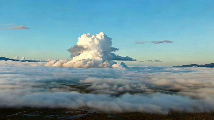 高空俯瞰云海与积云景观 高空俯瞰云海与积云景观