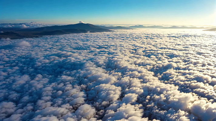 高空俯瞰云海与远山 高空俯瞰云海与远山