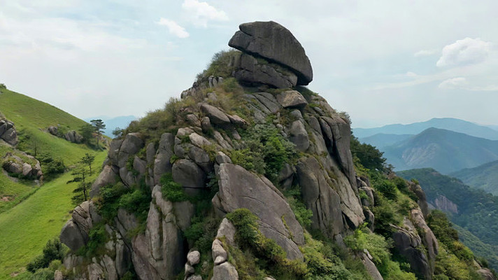 高山上的奇特岩石景观 高山上的奇特岩石景观