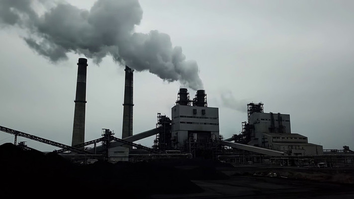 工厂烟囱排放烟雾场景 工厂烟囱排放烟雾场景