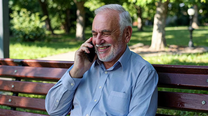 公园长椅上老人打电话 公园长椅上老人打电话