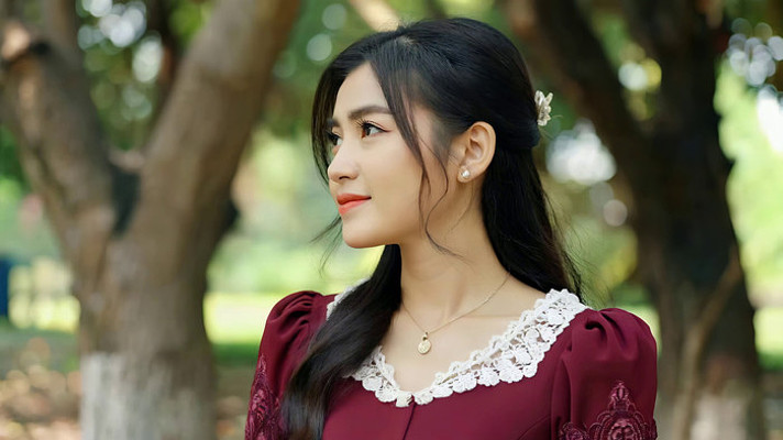 公园中身着红衣的女子侧身 公园中身着红衣的女子侧身