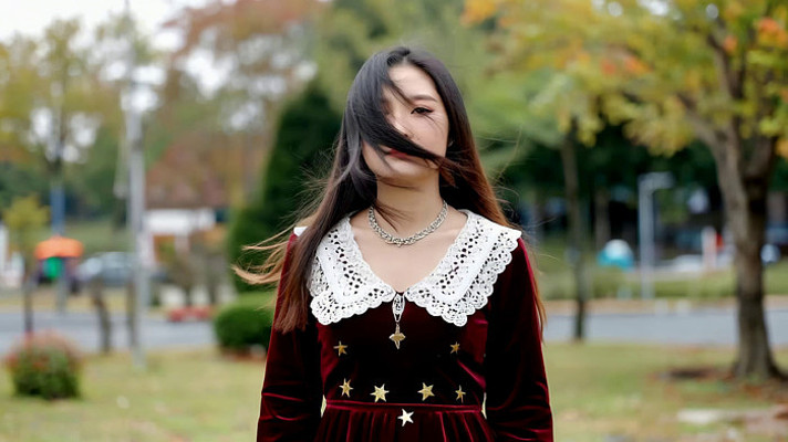 公园中身着华丽服饰的女子 公园中身着华丽服饰的女子