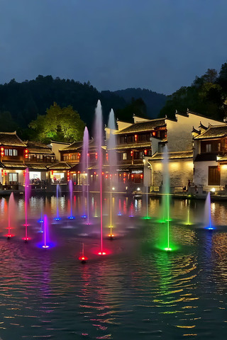 古建筑旁彩色喷泉夜景 古建筑旁彩色喷泉夜景