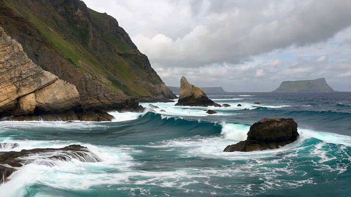 海岸边海浪拍打礁石景象 海岸边海浪拍打礁石景象