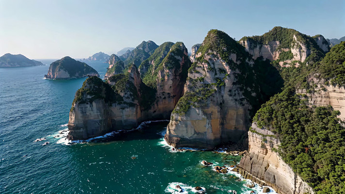 海岸边嶙峋山峰俯拍景观 海岸边嶙峋山峰俯拍景观