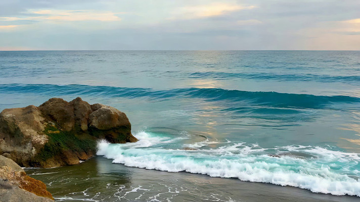 海边海浪拍打礁石场景 海边海浪拍打礁石场景