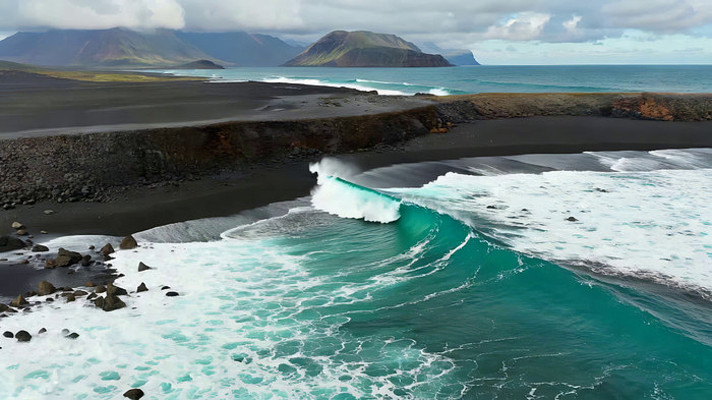 ���ߺ�ɳ̲������Զɽ����