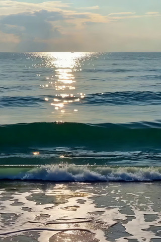 海边日落波光粼粼的海面 海边日落波光粼粼的海面