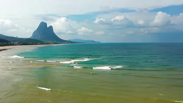 海边沙滩与远山全景 海边沙滩与远山全景