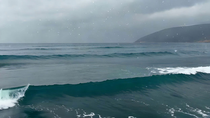 海上波浪与远山风景 海上波浪与远山风景