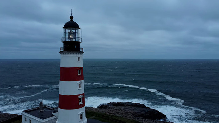 海上红白相间灯塔远景 海上红白相间灯塔远景