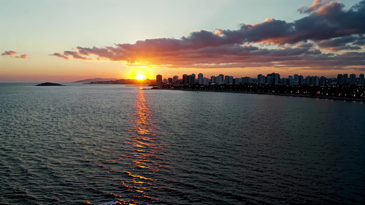 海上日落城市天际线景观 海上日落城市天际线景观