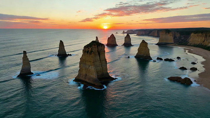 海上日落时的海岸礁石景观 海上日落时的海岸礁石景观