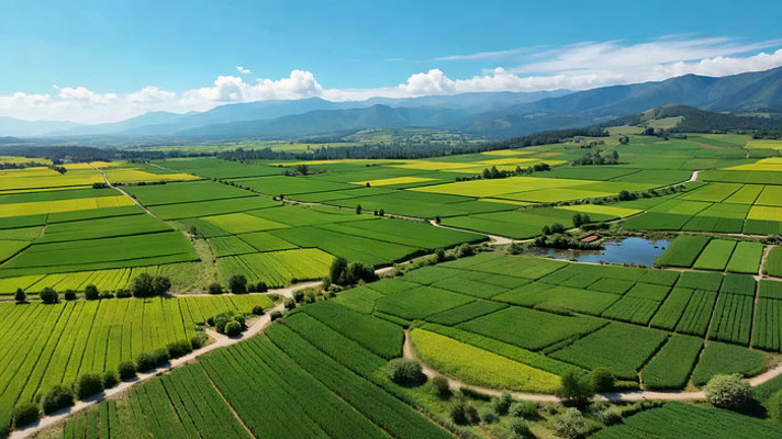航拍绿色田野与山水风光 航拍绿色田野与山水风光