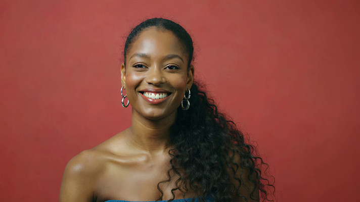 黑人女性红色背景微笑特写 黑人女性红色背景微笑特写