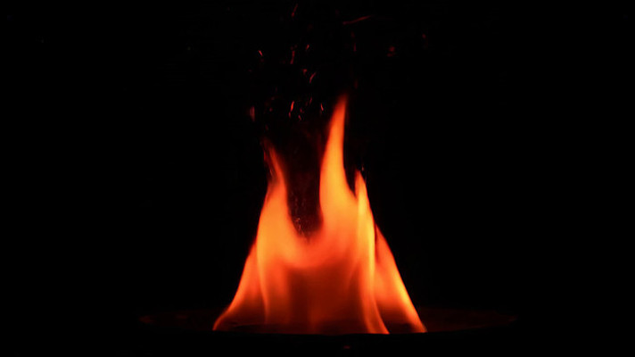 黑色背景下燃烧的火焰 黑色背景下燃烧的火焰