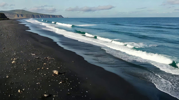 黑沙滩海浪拍打海岸景象 黑沙滩海浪拍打海岸景象