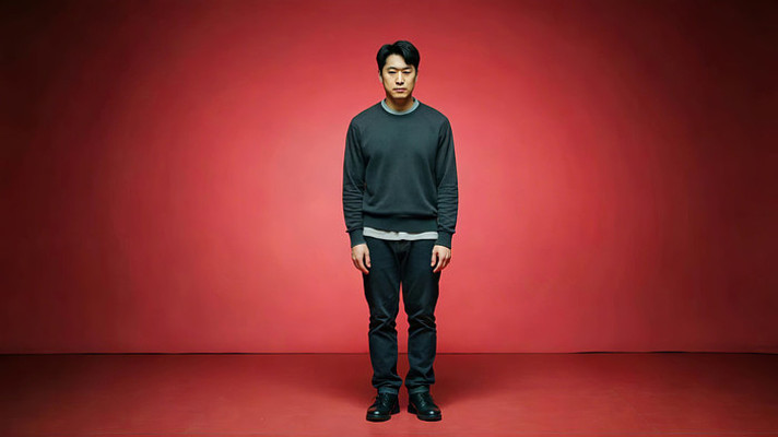 红衣背景下站立的男性 红衣背景下站立的男性