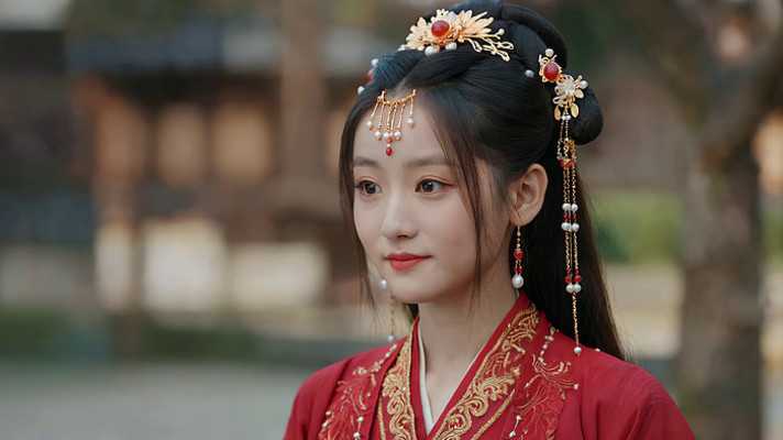 红衣古装女子佩戴华丽头饰 红衣古装女子佩戴华丽头饰