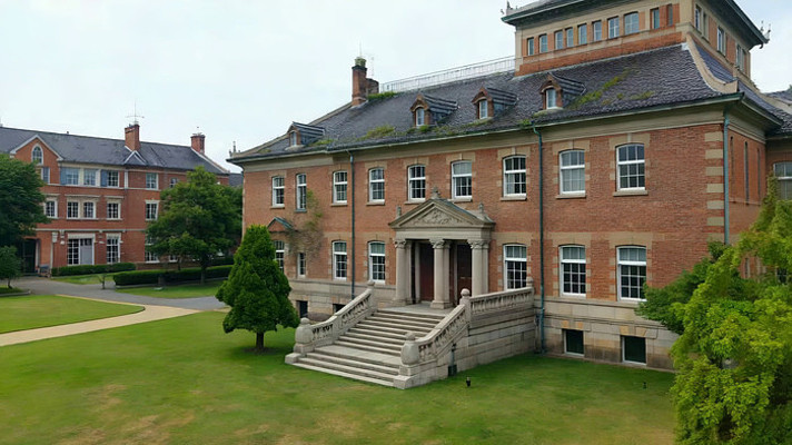 红砖欧式建筑与草坪景观 红砖欧式建筑与草坪景观