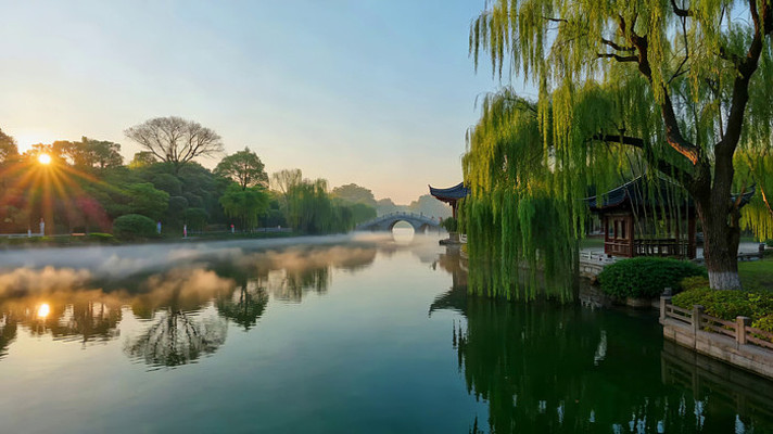 湖边垂柳古建筑晨光景色 湖边垂柳古建筑晨光景色
