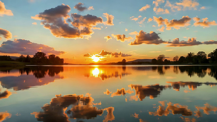 湖面夕阳倒影美景 湖面夕阳倒影美景