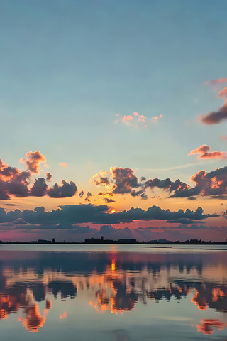 湖面夕阳晚霞天空倒影 湖面夕阳晚霞天空倒影