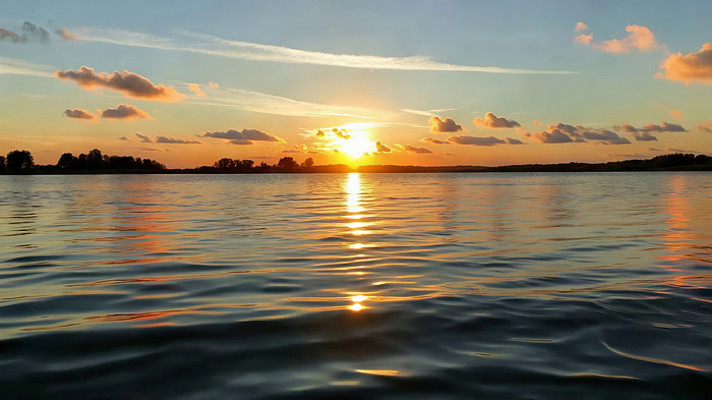 湖面夕阳西下美景 湖面夕阳西下美景